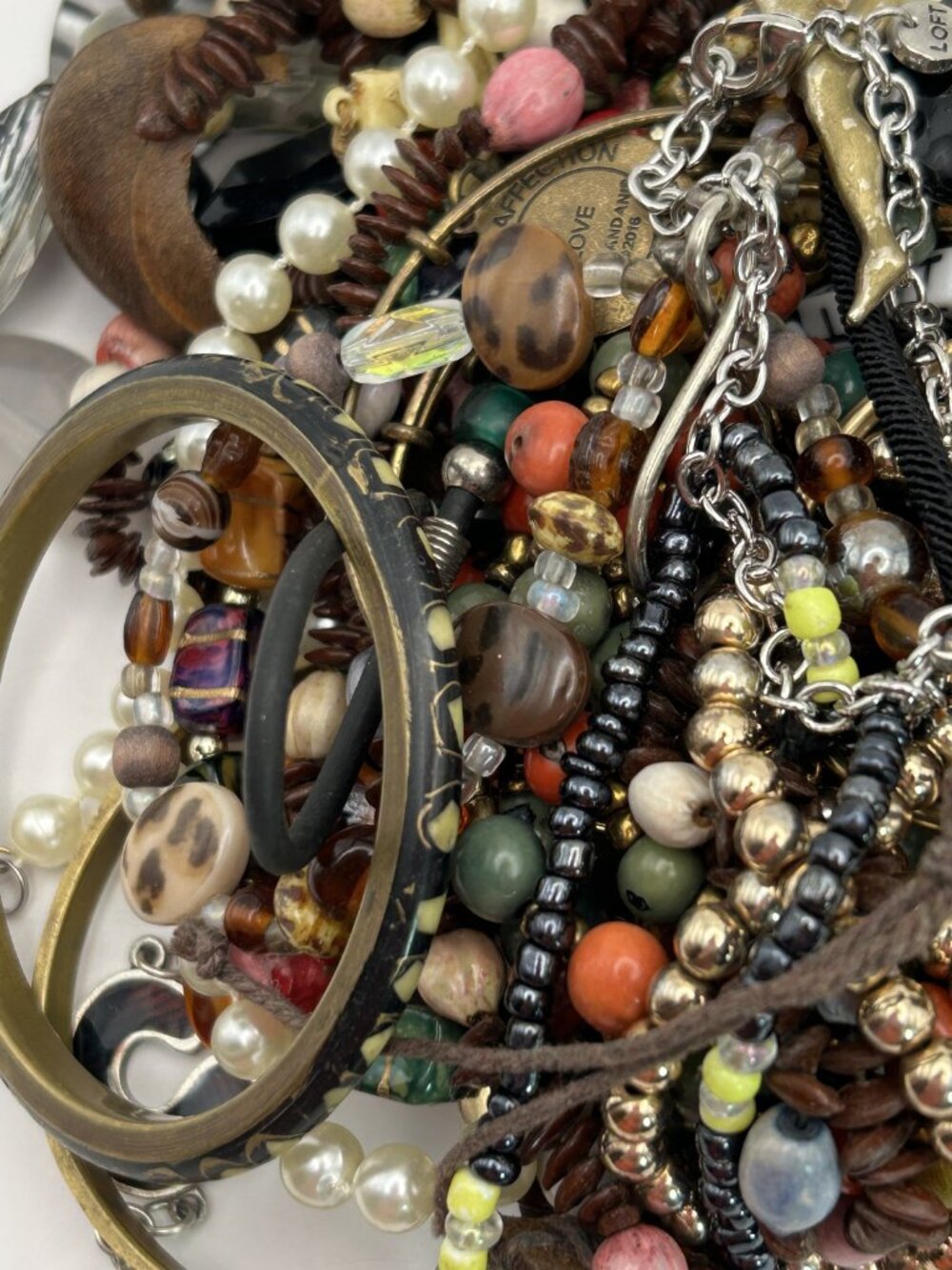 2 lbs Jewelry Lot Vintage to Now Costume Wear Resell Craft Harvest - Picture 5 of 10